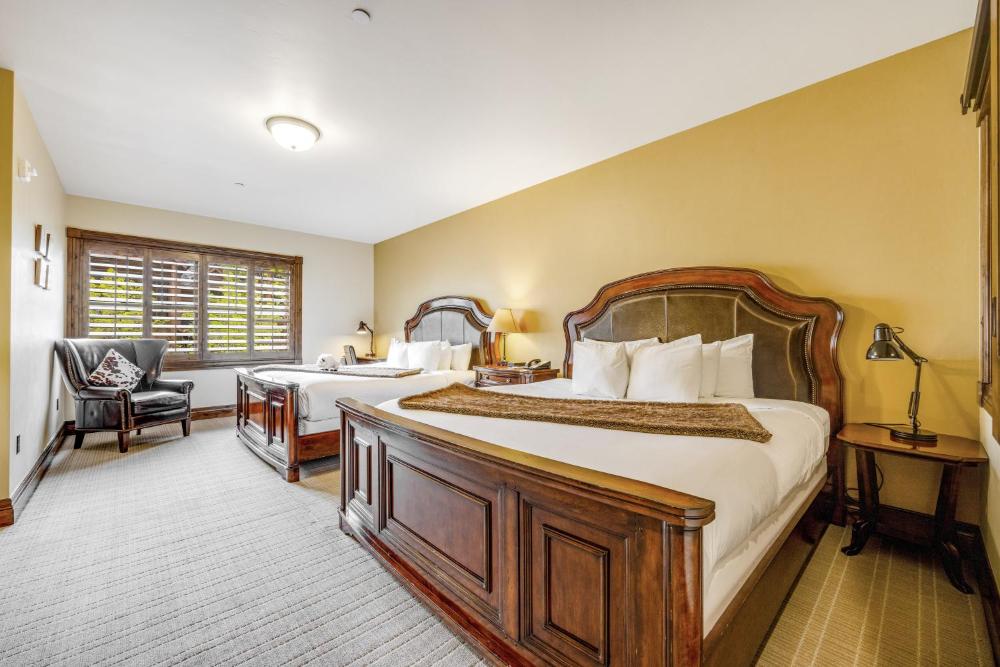 King Room with Two King Beds interior